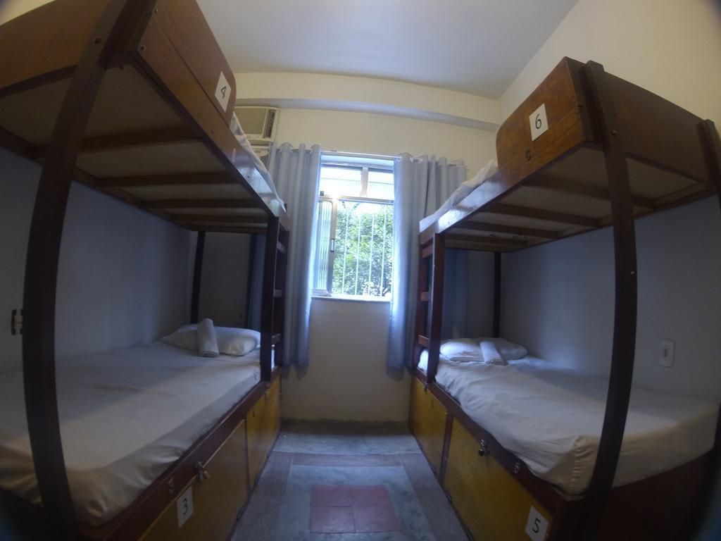 Cama en habitación compartida femenina de 6 camas